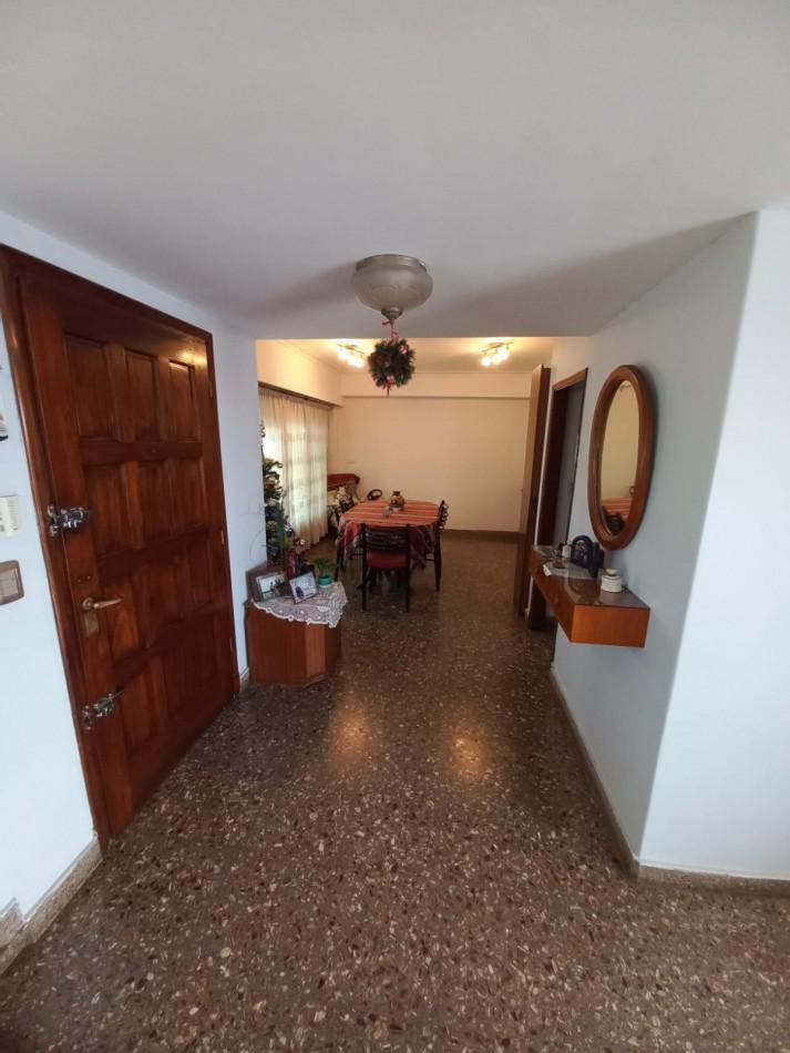Chalet desarrollado en tres plantas con excelente calidad de construcción y espacios renovados