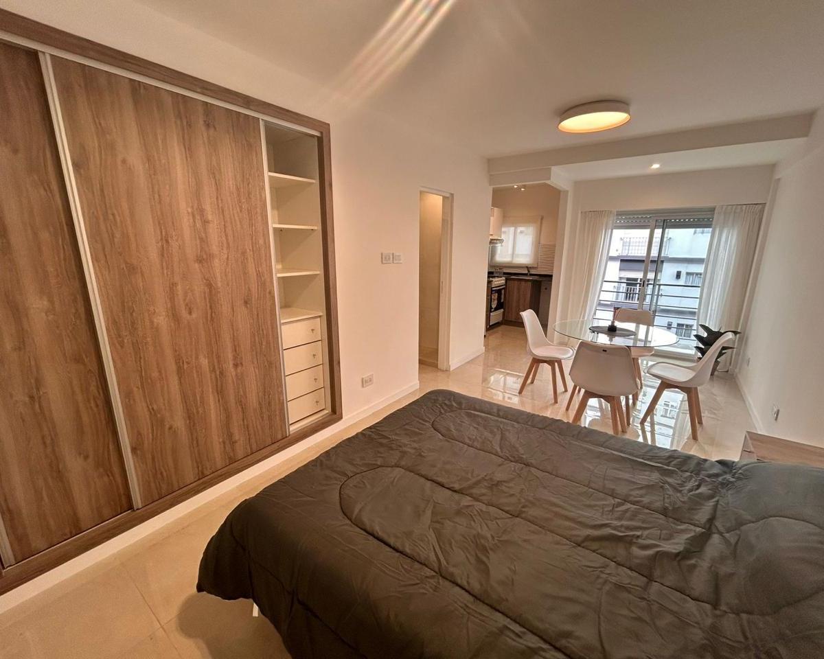 Depto 1 amb, 27m² con balcón — Centro