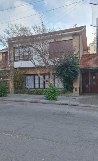 Chalet 5 ambientes ubicado en calle La Rioja entre Primera Junta y Saavedra