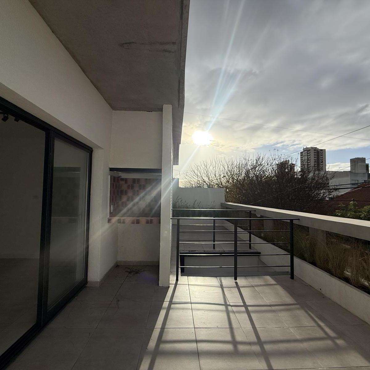 Departamento de 2 ambientes ubicado en primer piso, con terraza propia y parrilla