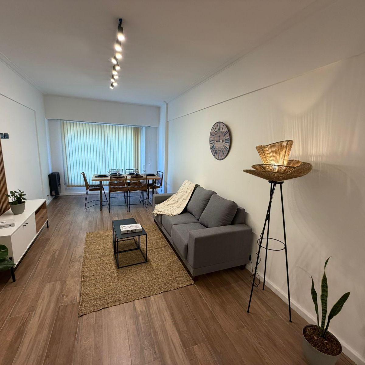 Descubra este departamento de 3 ambientes ubicado en el corazón de Mar del Plata, sobre Av. Colón, a metros de la Playa Las Toscas.