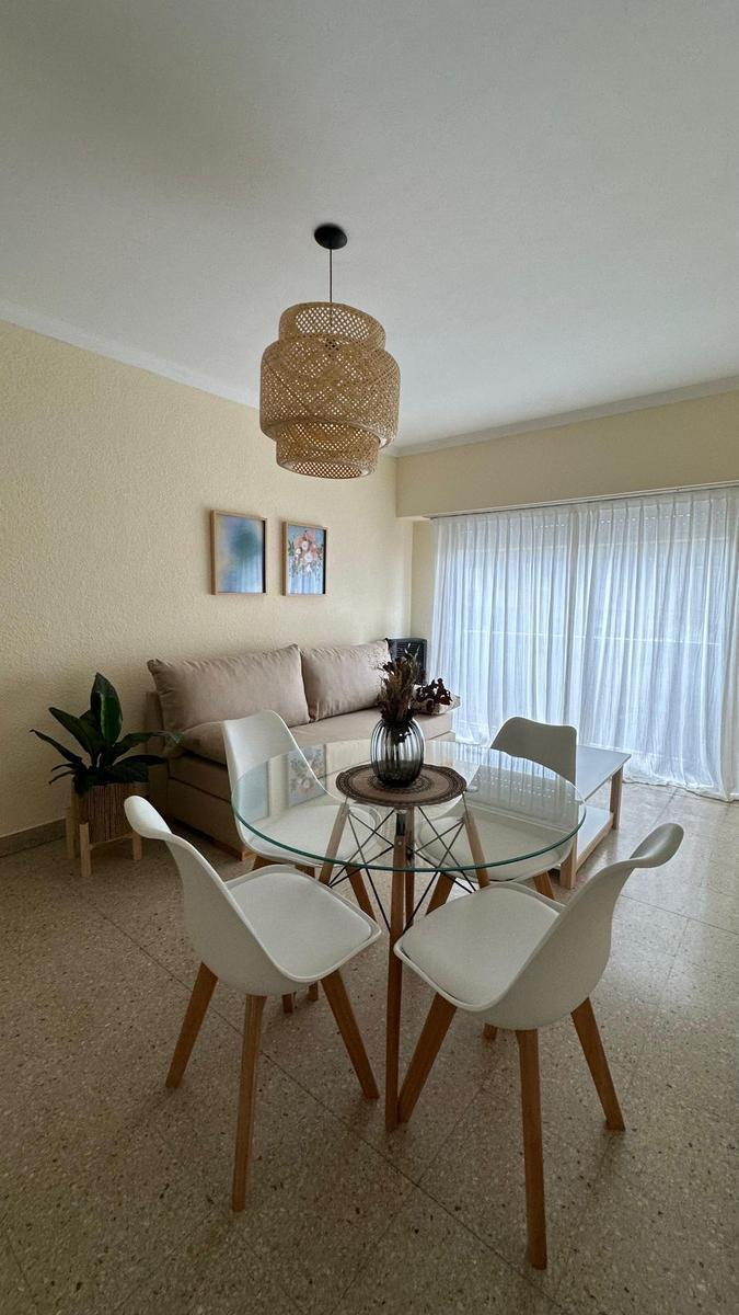 Depto 2 amb, 43m² con balcón y vista lateral al mar — Centro