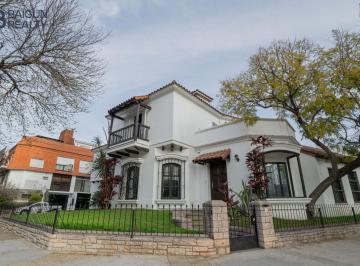 Local comercial · 335m² · 8 Ambientes · Casa Para Uso Comercial en Alquiler, Zona River