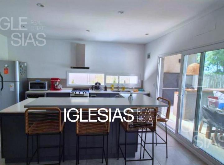 Casa · 250m² · 5 Ambientes · 2 Cocheras