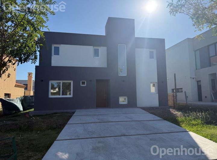 Casa · 146m² · 5 Ambientes · 3 Cocheras
