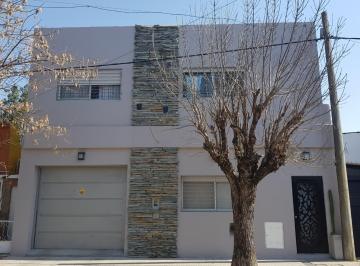 Casa de 4 ambientes, Rosario · Casa en Venta 3 Dorm. con Jardin Pileta Cochera Pasante