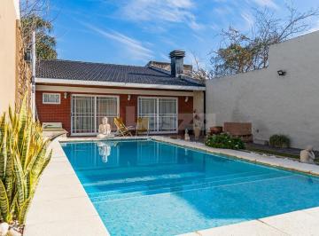Casa · 121m² · 3 Ambientes · 1 Cochera · Casa de 3 Ambientes con Jardín y Piscina - Lanús Oeste