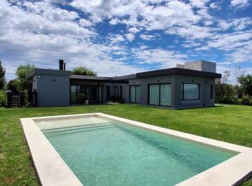 Casa · 220m² · 4 Ambientes · 6 Cocheras · Venta Casa 4 Ambientes con Pileta, Parrilla y Salida Al Lago en San Sebastián