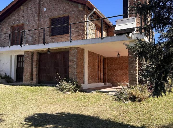 Casa · 211m² · 5 Ambientes · 3 Cocheras