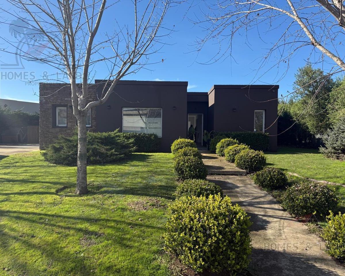 Casa 4 ambientes con gran parque y pileta en venta O alquiler – Barrio Privado Arenas del Sur
