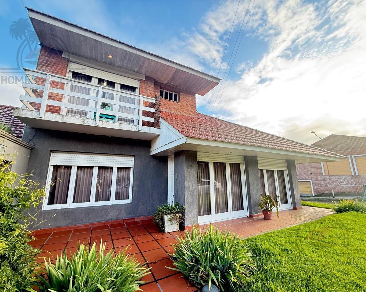 Chalet en esquina Barrio San Carlos
