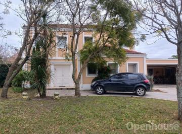Casa · 230m² · 5 Ambientes · 6 Cocheras · Casa en Venta en Barrio Los Jazmines de 5 Ambientes con Piscina