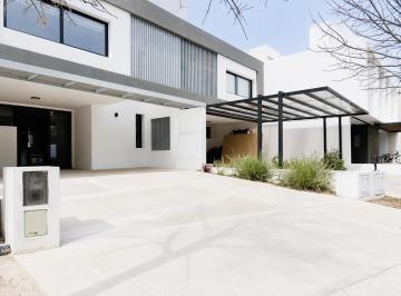 Casa · 180m² · 4 Ambientes · 2 Cocheras · Dúplex de Categoría Listo Para Vivir
