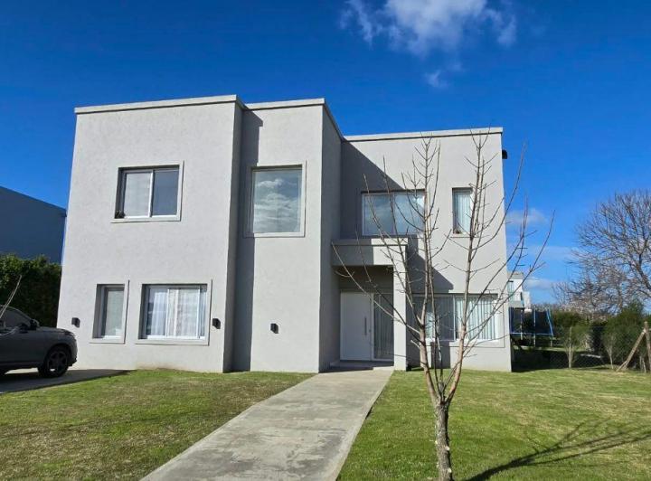 Casa · 200m² · 5 Ambientes · 4 Cocheras