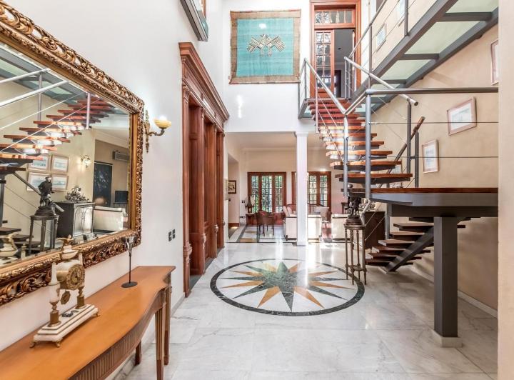 Casa · 440m² · 6 Ambientes · 4 Cocheras