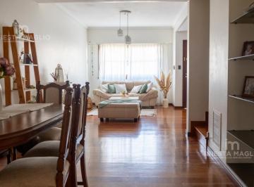 PH · 198m² · 5 Ambientes · 1 Cochera · PH en Flores con Cochera