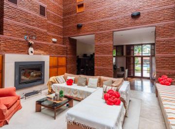 Casa · 505m² · 6 Ambientes · 3 Cocheras · Venta Casa de 6 Ambientes, Jardin, Pileta, Parrilla