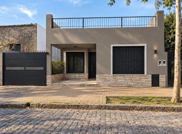Casa · 124m² · 4 Ambientes · 4 Cocheras · Casa Amplia en Excelente Ubicación, El Casco Histórico de Victoria