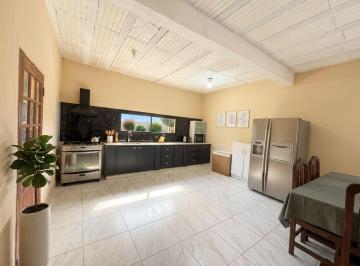 Casa · 204m² · 4 Ambientes · 3 Cocheras · Casa con Piscina en Lote de Mas de 1000 m²
