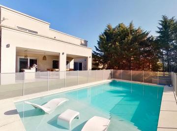 Casa · 300m² · 5 Ambientes · 2 Cocheras · Venta Casa 5 Ambientes Lujan con Pileta