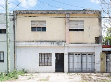 Casa · 218m² · 4 Ambientes · 1 Cochera · Venta Casa a Refaccionar en Barrio Sarmiento