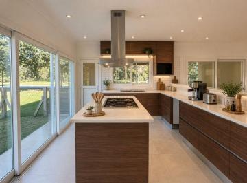 Casa · 230m² · 6 Ambientes · 2 Cocheras · Casa en Venta a Estrenar