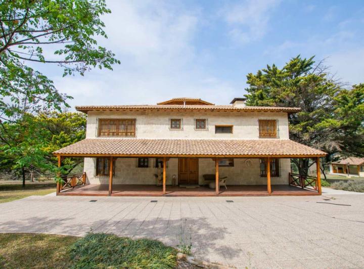 Casa · 781m² · 12 Ambientes · 4 Cocheras