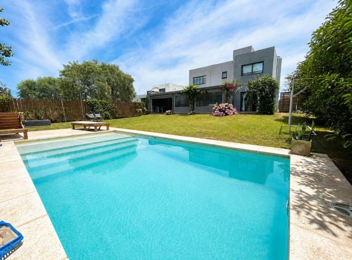 Casa · 240m² · 12 Ambientes · 3 Cocheras