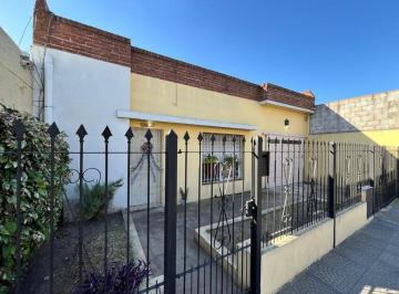 Casa · 200m² · 4 Ambientes · 2 Cocheras · Venta Casa con Patio Jardin y Cochera