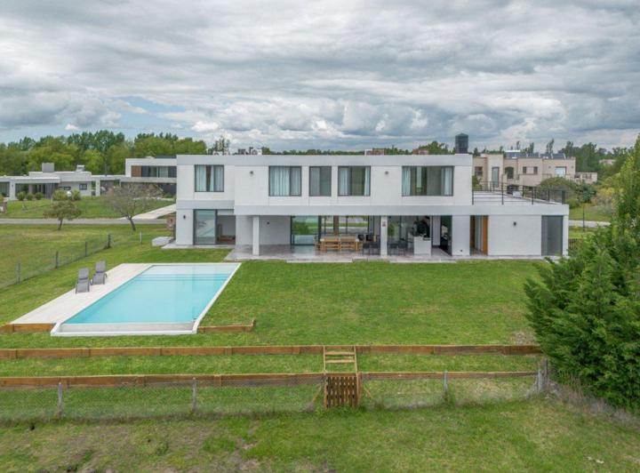 Casa · 330m² · 7 Ambientes · 4 Cocheras