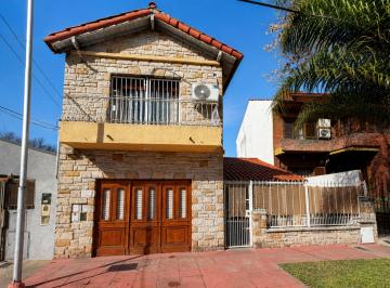 Casa · 90m² · 5 Ambientes · 1 Cochera · Chalet 4 Amb C/jardín, Parrilla, Garaje y Lavadero