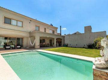 Casa · 410m² · 4 Ambientes · 2 Cocheras · Venta Imponente Casa Barrio El Resguardo - C. Evita