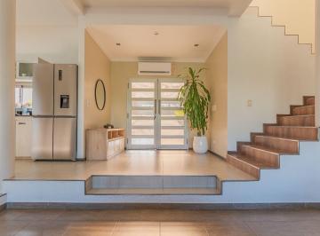 Casa · 253m² · 5 Ambientes · 2 Cocheras · Venta Casa C/ Jardín y Pileta - Barrio La Comarca