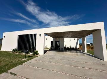 Casa · 180m² · 5 Ambientes · Casa 5 Amb Venta con Pileta en Area 60 La Plata