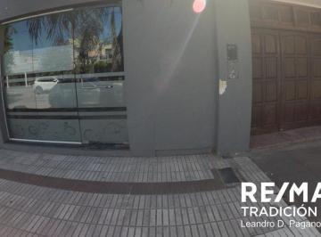 Casa · 180m² · 4 Ambientes · 2 Cocheras · Casa + Local Comercial en Venta Saenz Peña Centro