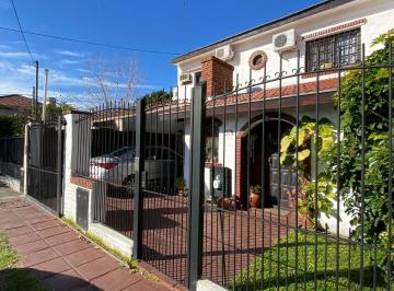 Casa · 127m² · 4 Ambientes · 1 Cochera · Casa 3 Dorm. Jardín y Pileta en V Adelina