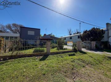 Quinta vacacional · 207m² · 6 Ambientes · Casa Quinta con Galería, Piscina y Amplio Terreno Parquizado