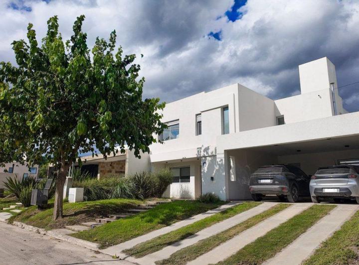 Casa · 210m² · 8 Ambientes · 2 Cocheras