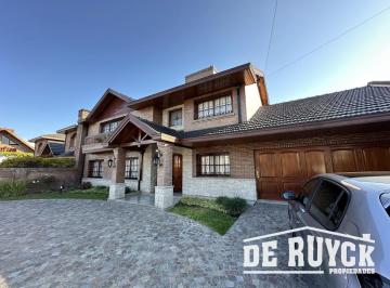 Casa · 347m² · 6 Ambientes · 4 Cocheras · Chalet 6 Ambientes de Categoria, Quilmes, Barrio Parque Calchaqui