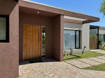 Casa · 138m² · 3 Ambientes · 2 Cocheras · Venta Casa 3 Amb con Piscina en Barrio Santa Elena, Pilar del Este