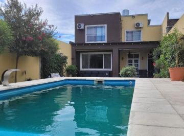 Casa · 196m² · 4 Ambientes · 2 Cocheras · Venta Casa 4 Ambientes en Banfield, Parque, Pileta