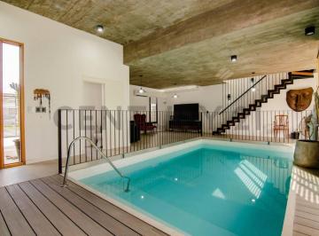 Casa · 190m² · 5 Ambientes · 2 Cocheras · Venta Casa de 3 Dorm. con Pileta Climatizada en Funes