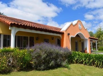 Casa · 214m² · 5 Ambientes · 2 Cocheras · Venta de Casa en Campos de Roca