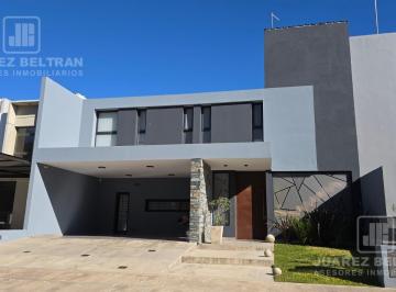 Casa · 247m² · 6 Ambientes · 2 Cocheras · Casa en Venta,3 Dorm,3 Baños, Jardín con Pileta Climatizada. Impecable!