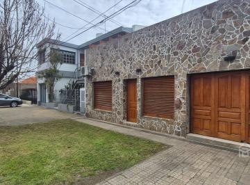 PH · 67m² · 4 Ambientes · 1 Cochera · PH Al Frente de Excelente Calidad con Cochera, Patio y Parrilla – Tolosa
