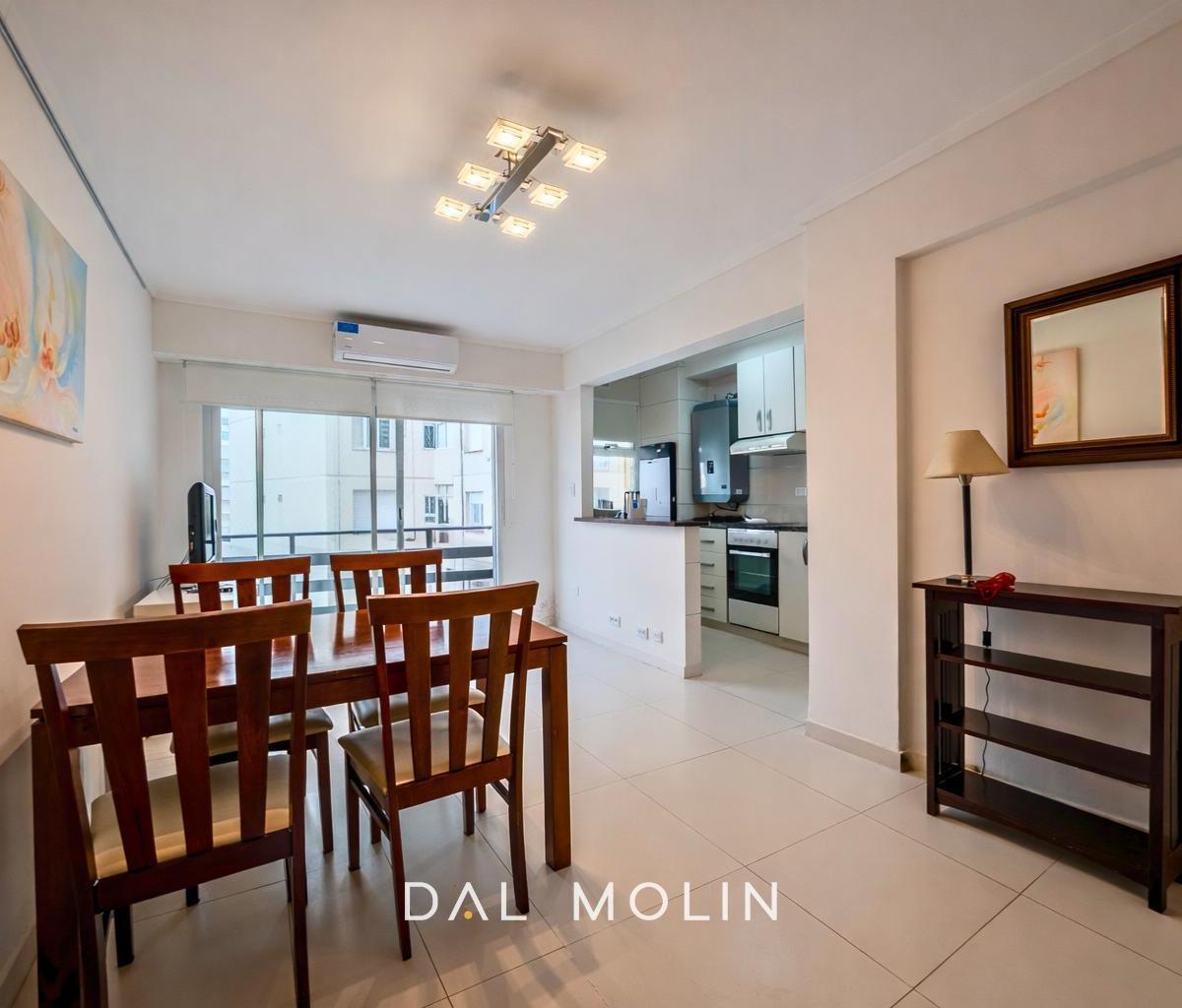 Departamento de 2 ambientes reciclado con balcón y vista parcial al mar