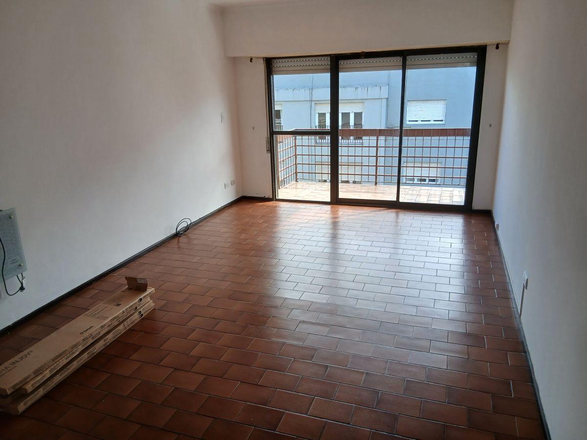 Departamento vereda de sol con balcón a la calle, 7 piso, cocina cómoda