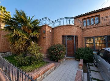 Casa · 244m² · 6 Ambientes · 1 Cochera · Casa en Venta en Dorrego con Gran Potencial