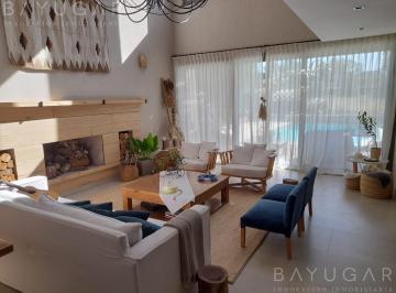 Casa · 325m² · 7 Ambientes · Venta I Importante Propiedad en Saint Thomas Oeste - Canning