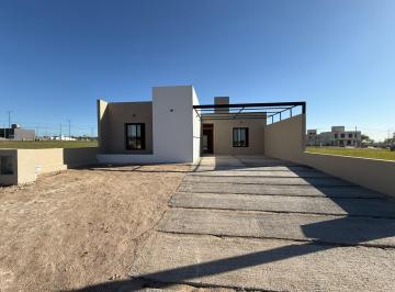 Casa · 125m² · 5 Ambientes · 2 Cocheras · Casa en Docta Central de Tres Dorm. con Caldera